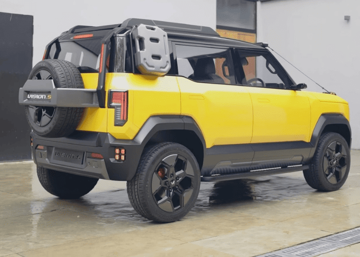 Mahindra's NU_IQ Vision S back