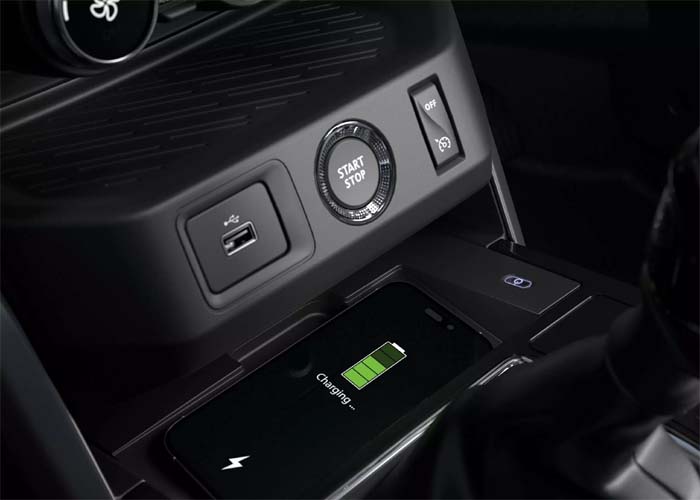 Renault Kiger Facelift 2025 dual-tone dashboard with touchscreen infotainment