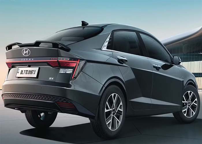 hyundai-verna-2025-parametric-tail-lamps