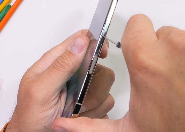 Apple iPhone Air bend test for strength