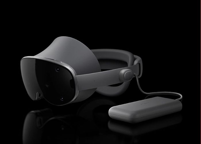 Apple Vision Pro M5 and Samsung Galaxy XR 2025 headset side-by-side comparison