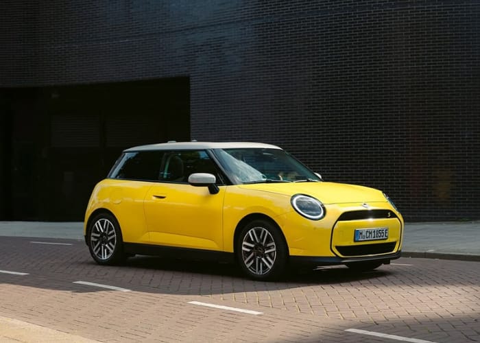 Mini JCW Countryman ALL4 driving on Indian roads