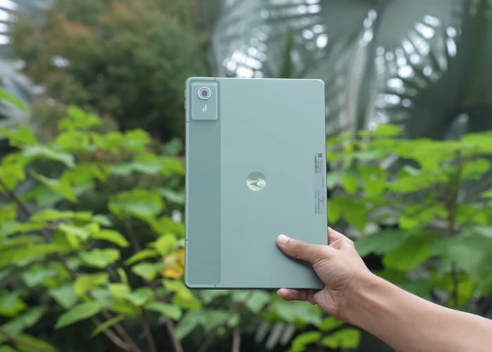 Moto Pad 60 Neo Review front view showing 11-inch 2.5K display
