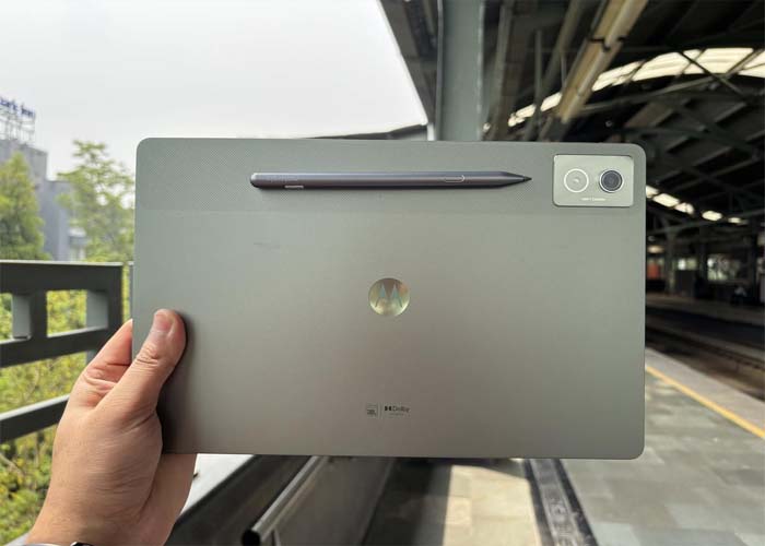 Motorola tablet 2025 lineup in Pantone Bronze Green color