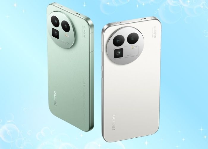Realme GT 8 smartphone showcasing 7000mAh battery with 120W fast and 50W wireless charging