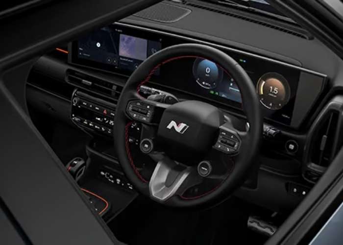 R17 diamond-cut alloy wheels with red brake calipers on the Hyundai Venue N Line