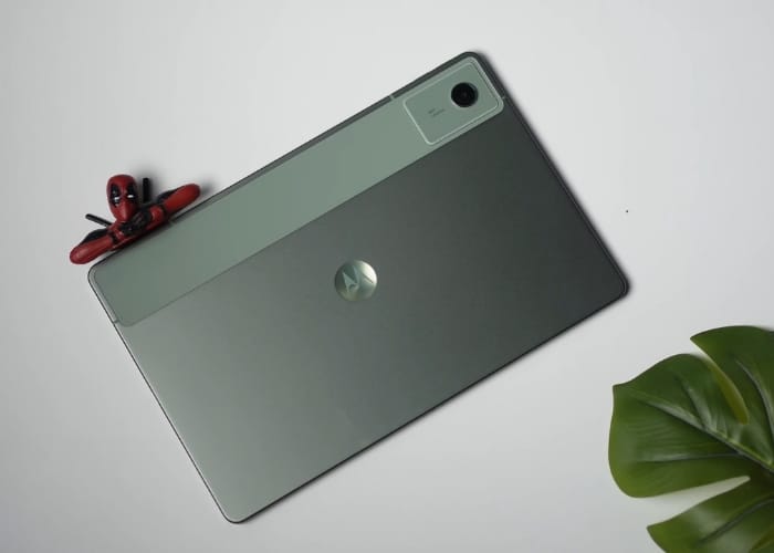 Side profile of Moto Pad 60 Neo highlighting its thin 6.9mm build and pogo pin connectors