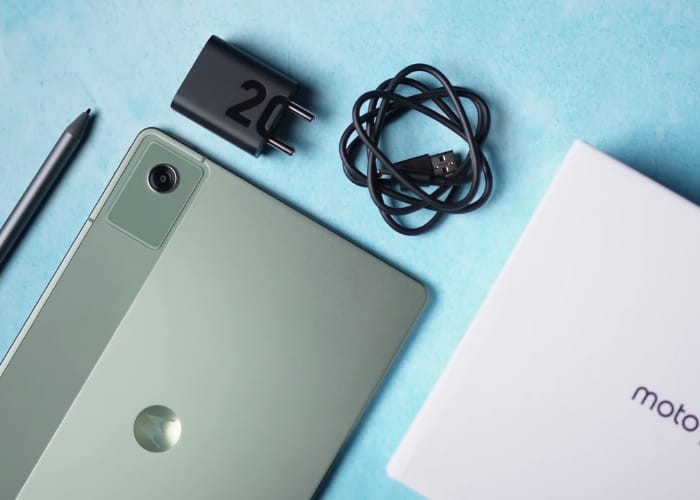 Moto Pad 60 Neo on a student’s desk running Android 15 interface